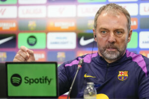 El entrenador del FC Barcelona Hansi Flick durante la rueda de prensa ofrecida tras el entrenamiento del primer equipo del FC Barcelona en las instalaciones de la Ciudad Deportiva Joan Gamper. EFE/ Enric Fontcuberta.
