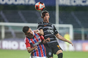 Franco Alfonso (d) de Olimpia disputa el balón con Esteban Pavez de Colo Colo este jueves durante un partido amistoso de pretemporada que el equipo chileno ganó en una tanda de penaltis en el Estadio Luis Franzini de Montevideo. EFE/ Gastón Britos