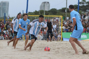 Ezequiel Lavezzi (c) del equipo las Leyendas del fútbol de Argentina, controla un balón durante el partido amistoso contra las de Uruguay jugado este viernes en una playa de Punta del Este. EFE/ Gastón Britos