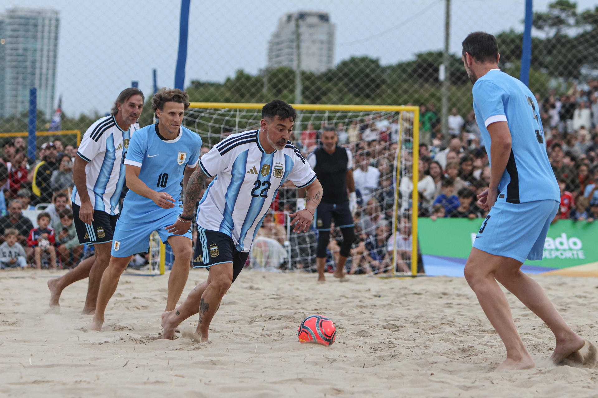 Leyendas de Uruguay vencen 5-2 a las de Argentina en la playa de Punta del Este