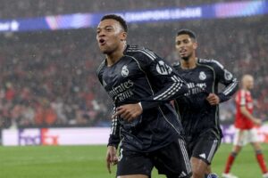 El jugador del Real Madrid Kylian Mbappe (I) celebra su gol durante el partido de la UEFA Champions League que han jugado SL Benfica y Real Madrid, en Lisboa, Portugal. Lisboa) EFE/EPA/JOSE SENA GOULAO