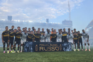Jugadores de Boca y Millonarios posan este miércoles antes del partido amistoso jugado en el estadio bonaerense La Bombonera en homenaje al fallecido entrenador argentino Miguel Ángel Ruso, que dirigió  ambos equipos. EFE/ Adán González