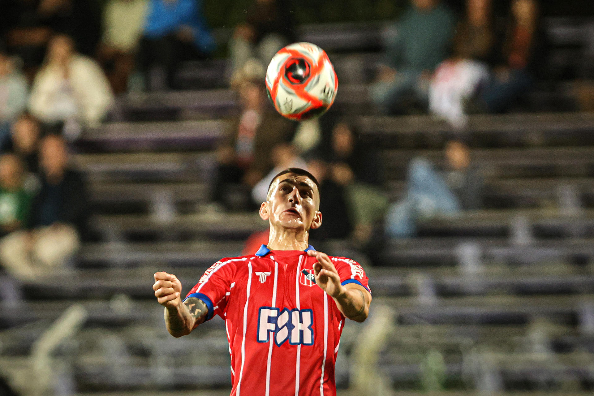 Franco Muñoz, del Central Español uruguayo, controla un balón este lunes durante el partido de pretemporada jugado contra Universidad de Concepción en el estadio Luis Franzini de Montevideo. EFE/ Gastón Britos 
