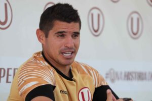 El defensa y capitán de Universitario de Deportes Aldo Corzo habla en una rueda de prensa en Lima (Perú). EFE/ Paolo Aguilar