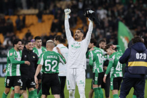 Los jugadores del Betis celebran la victoria, al término del partido de LaLiga EA Sports que Real Betis y Villarreal CF han disputado en el estadio de La Cartuja, en Sevilla. EFE/José Manuel Vidal