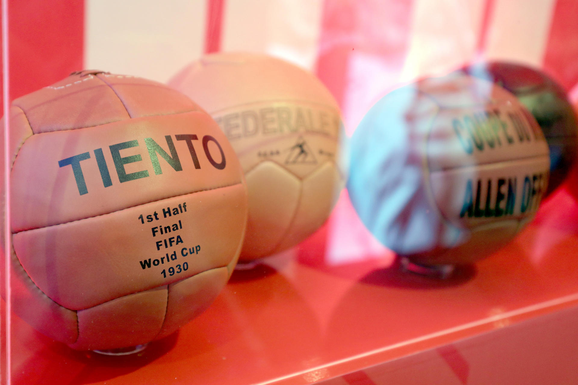 Fotografía que muestra réplicas de balones usados en anteriores ediciones de la Copa Mundial de la FIFA en Ciudad de Guatemala (Guatemala). EFE/ Fernando Ruiz 
