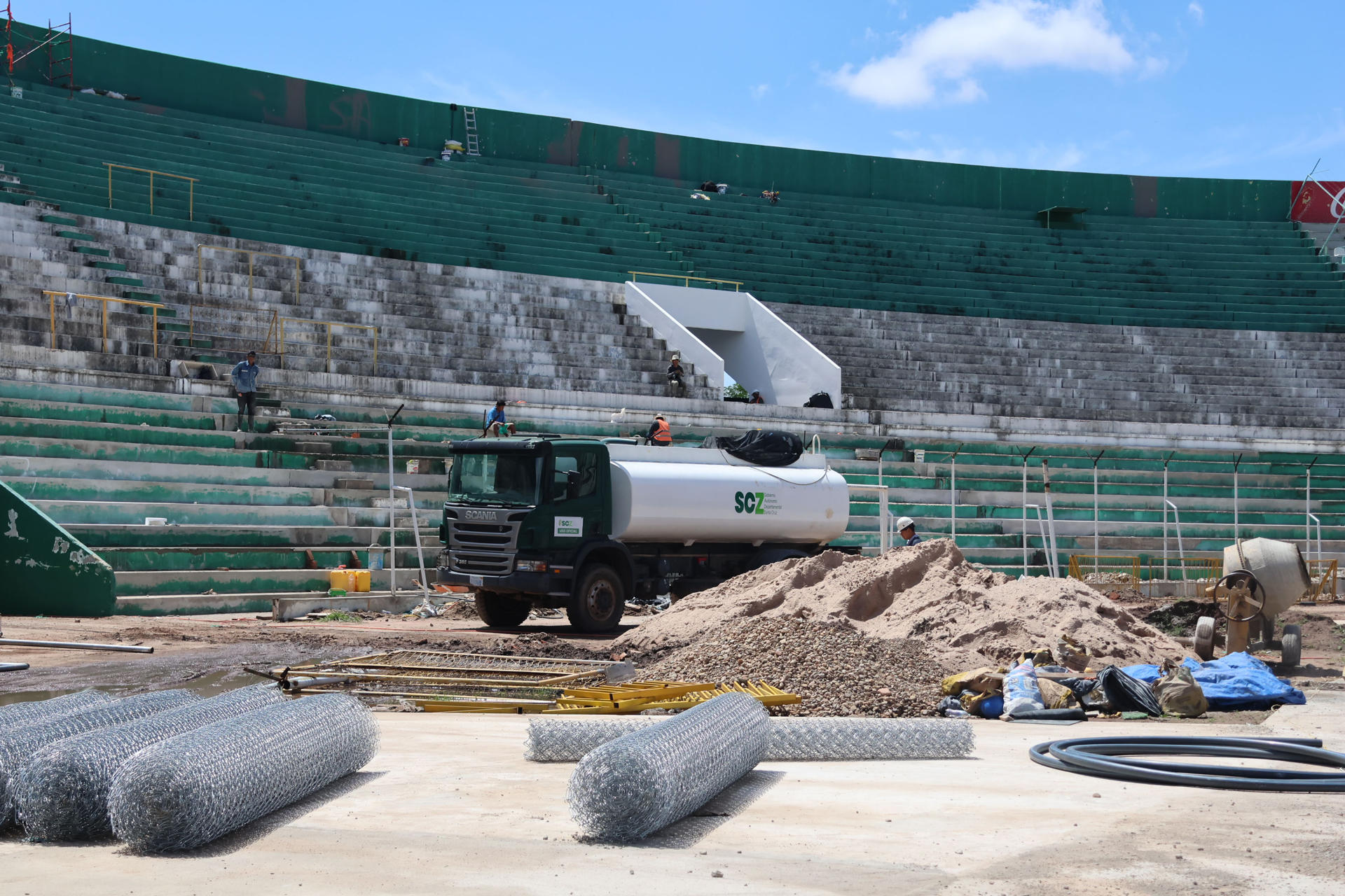 Obreros realizan trabajos de restauración en el estadio Ramón Tahuichi Aguilera en Santa Cruz (Bolivia). EFE/Juan Carlos Torrejon 