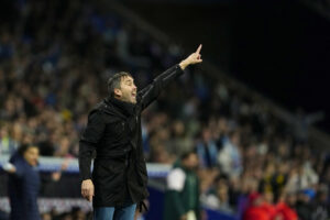 El entrenador del Alavés, el argentino Eduardo Coudet, durante el encuentro correspondiente a la jornada 22 de Laliga EA Sports que disputan hoy viernes Espanyol y Alavés en el estadio RCDE Stadium, en Barcelona. EFE / Alejandro García.