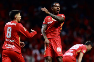 Helio Nunes (d) de Toluca celebra un gol. Imagen de archivo. EFE/Felipe Gutiérrez