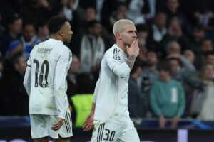 El delantero argentino del Real Madrid Franco Mastantuono celebra su gol, tercero del equipo blanco, durante el encuentro primera ronda de Liga de Campeones que Real Madrid y AS Mónaco disputaron en el estadio Santiago Bernabéu, en Madrid. EFE/Kiko Huesca