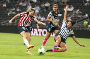 Rebeca Bernal (d) de Rayadas de Monterrey disputa el balón con Kinberly Guzman (i) de Chivas de Guadalajara durante el partido de vuelta correspondiente al campeón de Campeones de la Liga Femenil Mx celebrado en el estadio BBVA de la ciudad de Monterrey (México). Imagen de archivo. EFE/Miguel Sierra