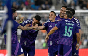 Jugadores del equipo Leyendas de México celebran un gol al las Leyendas de la FIFA durante el partido de exhibición jugado hoy en la ciudad de Monterrey. EFE/ Miguel Sierra
