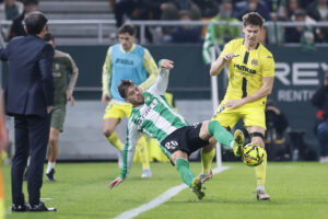 El jugador del Betis Giovani Lo Celso y el jugador del Villarreal Juan Foyth, durante el partido de LaLiga EA Sports entre el Betis y el Villarreal, en el estadio de La Cartuja en Sevilla.-EFE/ José Manuel Vidal