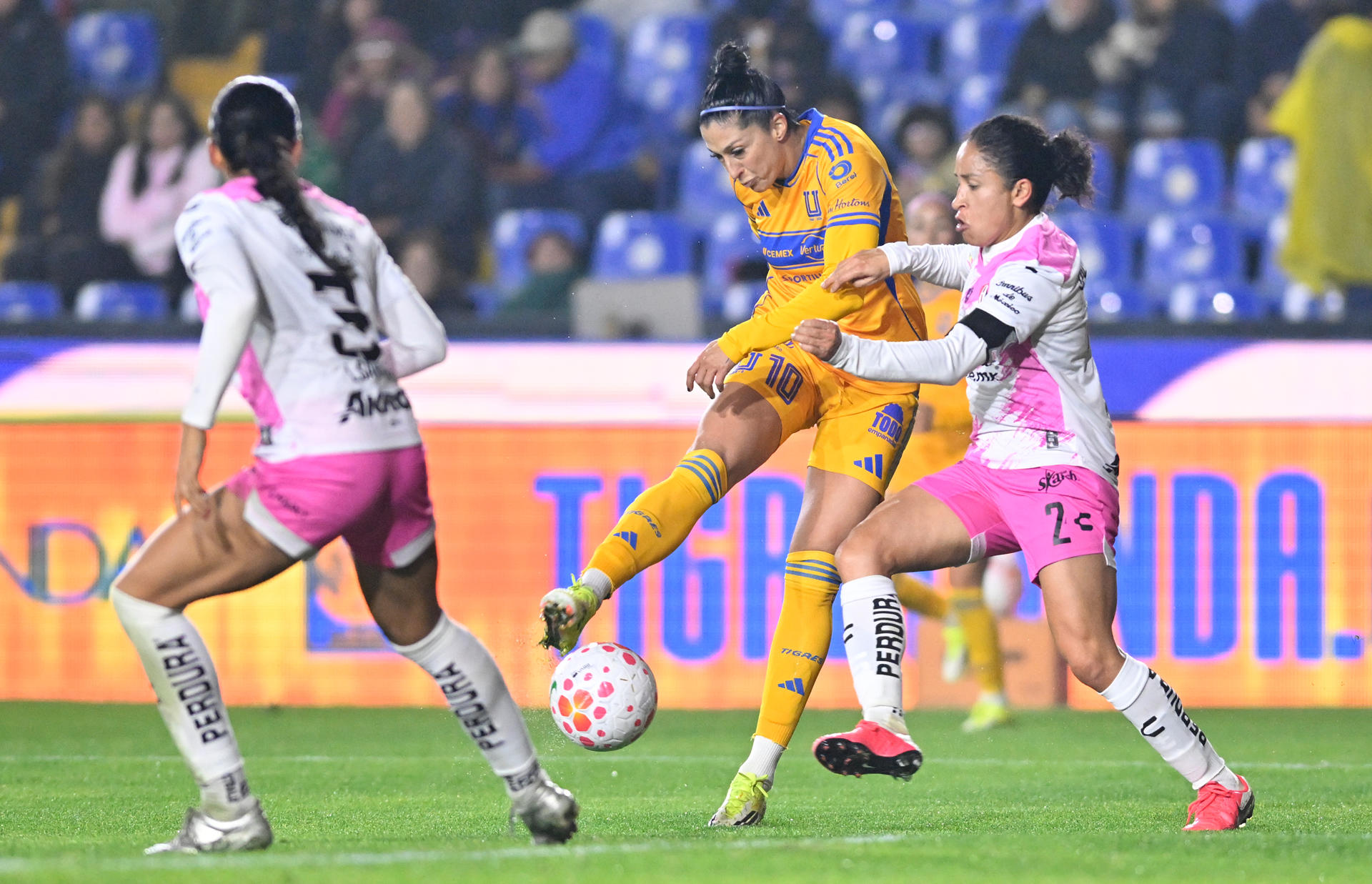 Jennifer Hermoso (c), de Tigres, disputa un balón con Dirce Delgado, de Atlas, en un partido de la Liga MX femenil entre Tigres y Atlas en el Estadio Universitario en Monterrey (México). EFE/Miguel Sierra 