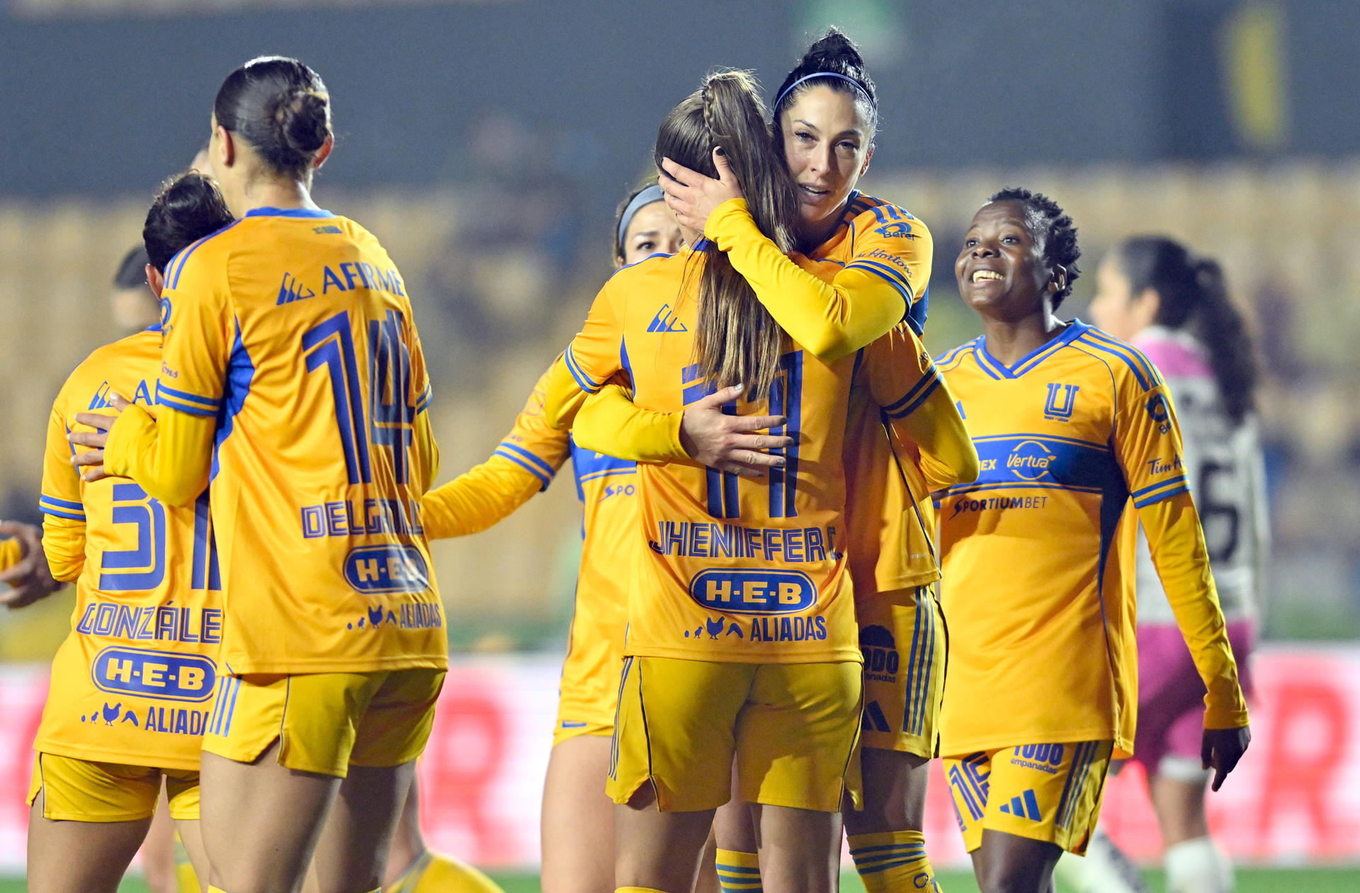 Jugadoras de Tigres celebran un gol en un partido de la Liga MX femenil entre Tigres y Atlas en el Estadio Universitario en Monterrey (México). EFE/Miguel Sierra 