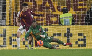 El portero del Milan Mike Maignan (d) ante Matias Soule' (I), del Roma, durante el partido de la Serie A que han jugado AS Roma y AC Milan en el Olimpico stadium de Roma, Italia. EFE/EPA/Riccardo Antimiani