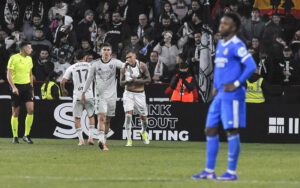 Los jugadores del Albacete celebran el tercer gol de su equipo, ante la resignación de Vinicius jr, durante el partido de octavos de final de la Copa del Rey disputado el miércoles en el estadio Carlos Belmonte. EFE/Manu