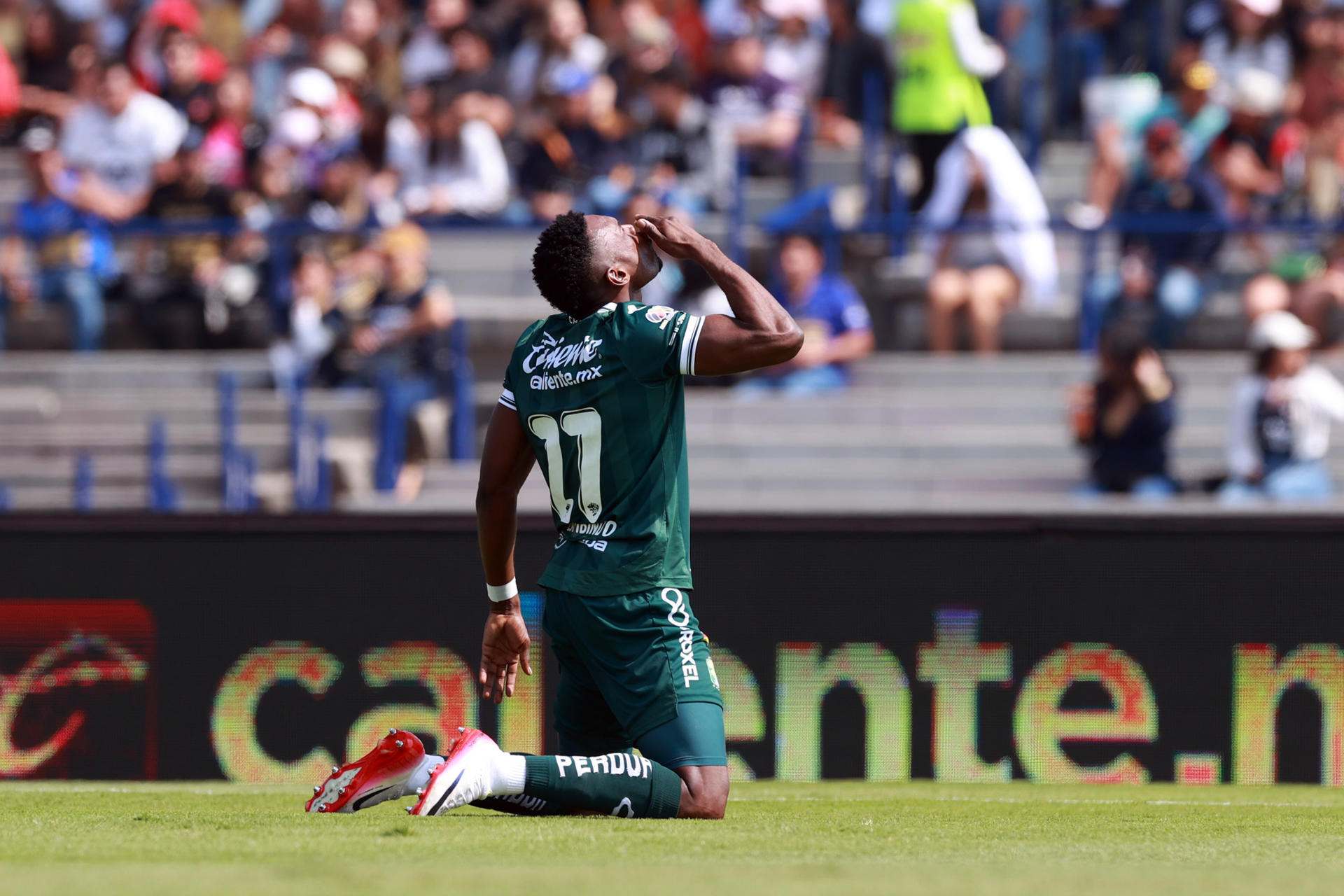 Diber Cambindo del León celebra este domingo, durante un partido por la jornada 3 del torneo Clausura 2026 de la Liga MX, celebrado en el estadio Olímpico Universitario, en la Ciudad de México (México). EFE/ Alex Cruz