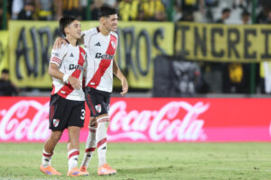 Ian Subiabre (i) y Facundo González celebran la victoria de River Plate en un partido amistoso de pretemporada contra Peñarol jugado este sábado en el estadio Domingo Burgueño Miguel de Maldonado. EFE/ Gaston Britos