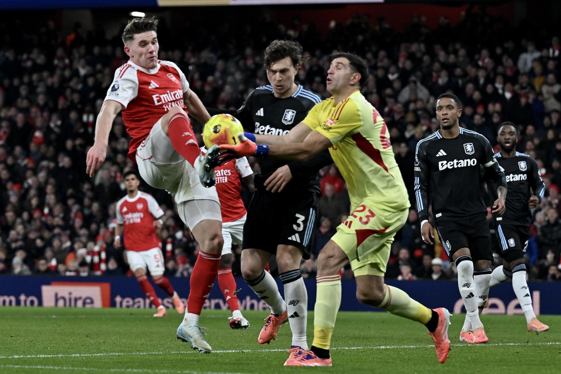 El argentino Emiliano Martínez enciende alarmas en el Aston Villa