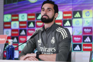 El nuevo entrenador del Real Madrid Álvaro Arbeloa durante la rueda de prensa tras el entrenamiento del equipo en la Ciudad Deportiva de Valdebebas en Madrid este martes. El Real Madrid se enfrenta mañana al Albacete en un partido de octavos de final de la Copa del Rey. EFE/ J.J. Guillén