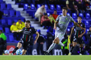 Rodrigo Dourado (d) de América disputa el balón con Sebastien Salles-lamonge de San Luis este miércoles, en un partido de la Liga MX en el estadio de Ciudad de los Deportes en Ciudad de México (México). EFE/Sáshenka Gutiérrez
