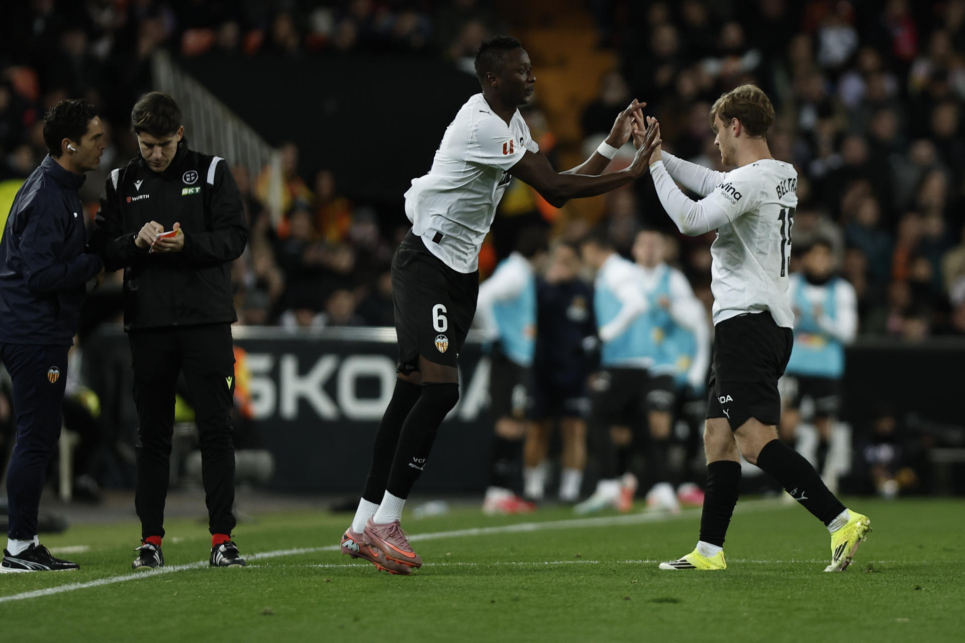 El delantero nigeriano del Valencia Umar Sadiq (i) sale al terreno de juego durante el partido de la jornada 19 de LaLiga EA Sports que disputaron el Valencia CFy el Elche CF este sábado, en el estadio de Mestalla. EFE/ Biel Aliño 