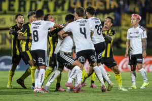 Jugadores de Peñarol y Colo Colo se enfrentan en un partido de la Serie Río de La Plata entre Peñarol y Colo-Colo en el Estadio Centenario en Montevideo (Uruguay). EFE/Gastón Britos