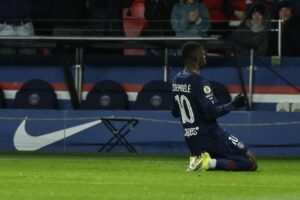Ousmane Dembele, del PSG, celebra la anotación del 1-0 durante el partido de la Ligue 1 francesa disputado este viernes frente al Lille. EFE/MOHAMMED BADRA
