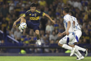 Exequiel Zeballos, de Boca Juniors (c), se eleva para controlar el balón este miércoles, durante el partido amistoso con el Millonarios colombiano en el estadio La Bombonera, de Buenos Aires. EFE/ Adán González