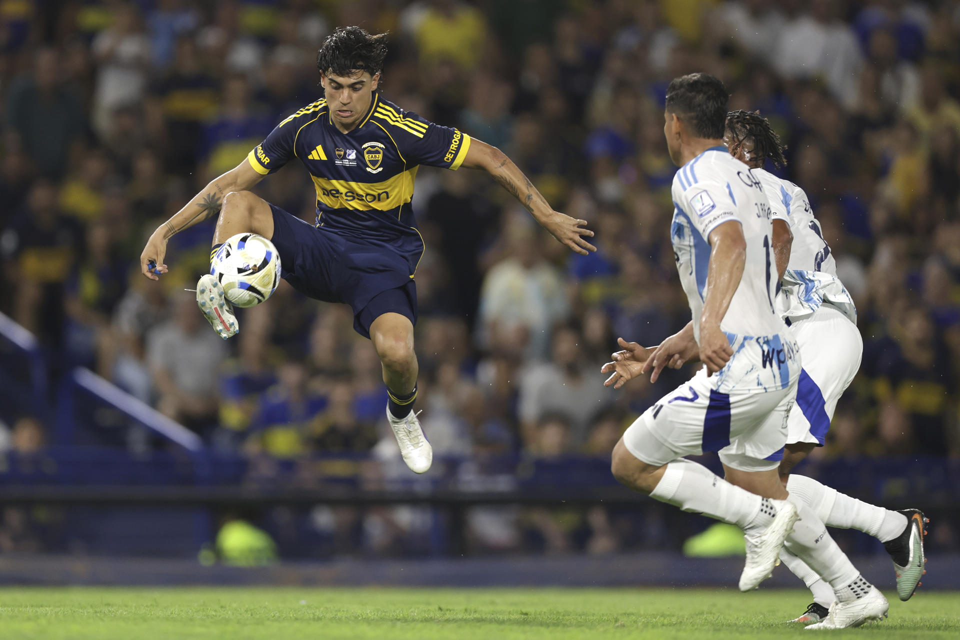 Con gol uruguayo y paraguayo Boca golea a Defensa y Justicia