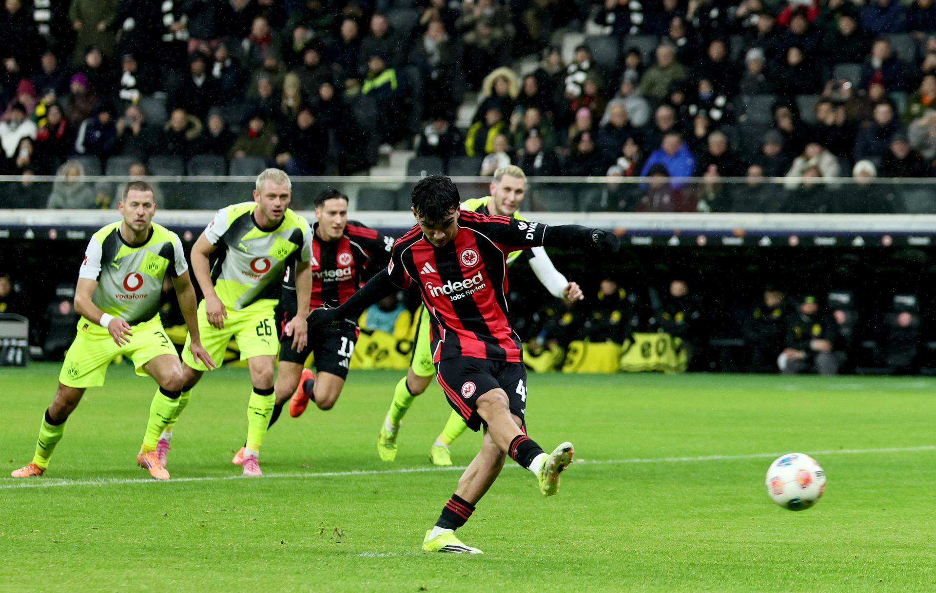 Can Uzun, en el 1-1. EFE/EPA/RONALD WITTEK.