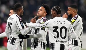 El futbolista Weston McKennie (C), del Juventus, celebra con sus compañeros tras marcar el 5-0 ante el Cremonese, en partido correspondiente a la Serie A italiana, disputado este lunes. EFE/ lessandro Di Marco