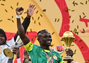 Sadio Mané, de Senegal, celebra el triunfo de su selección en la final de la Copa de África sobre Marruecos, disputada este domingo. EFE/JALAL MORCHIDI