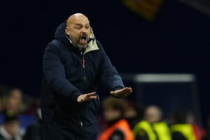 El técnico del Espanyol, Manolo González, durante el encuentro correspondiente a la jornada 22 de Laliga EA Sports que disputan hoy viernes Espanyol y Alavés en el estadio RCDE Stadium, en Barcelona. EFE / Alejandro García.