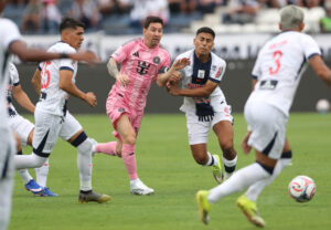 Gianfranco Chávez (2d), de Alianza Lima, disputa el balón con Lionel Messi (c), de Inter Miami, durante un partido amistoso entre Alianza Lima e Inter Miami en el estadio Alejandro Villanueva en Lima (Perú). EFE/Paolo Aguilar