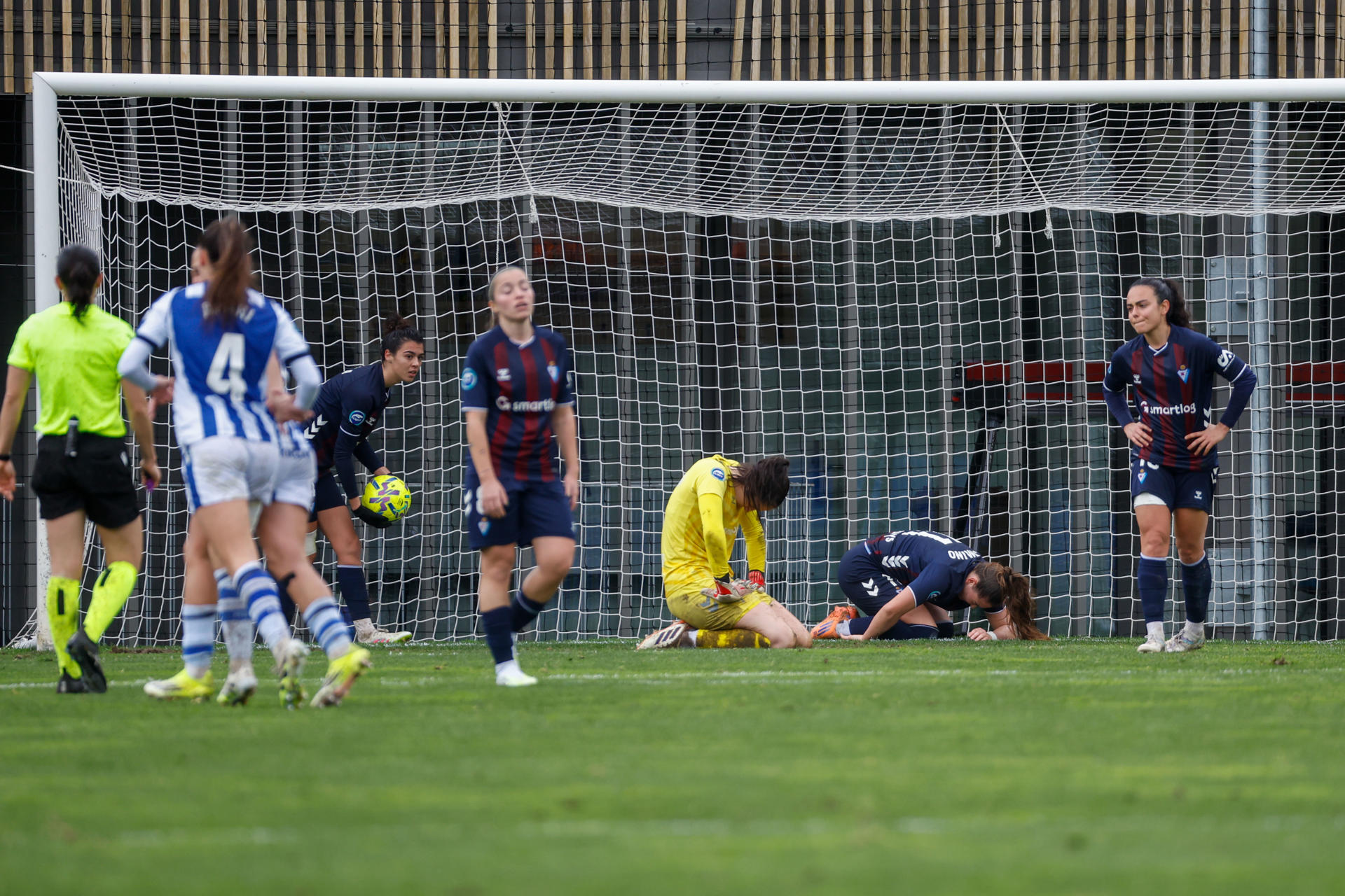Las jugadoras del Eibar tras encajar el tercer gol (3-0) durante el partido de Liga F disputado en el estadio de Zubieta. EFE/Javier Etxezarreta 
