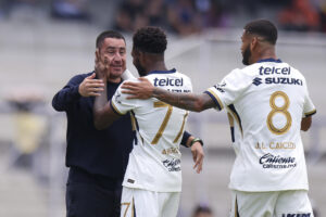El entrenador Efraín Juárez (i), y los jugadores Alvaro Angulo (c) y José Caicedo de Pumas celebran un gol. Imagen de archivo. EFE/ Isaac Esquivel