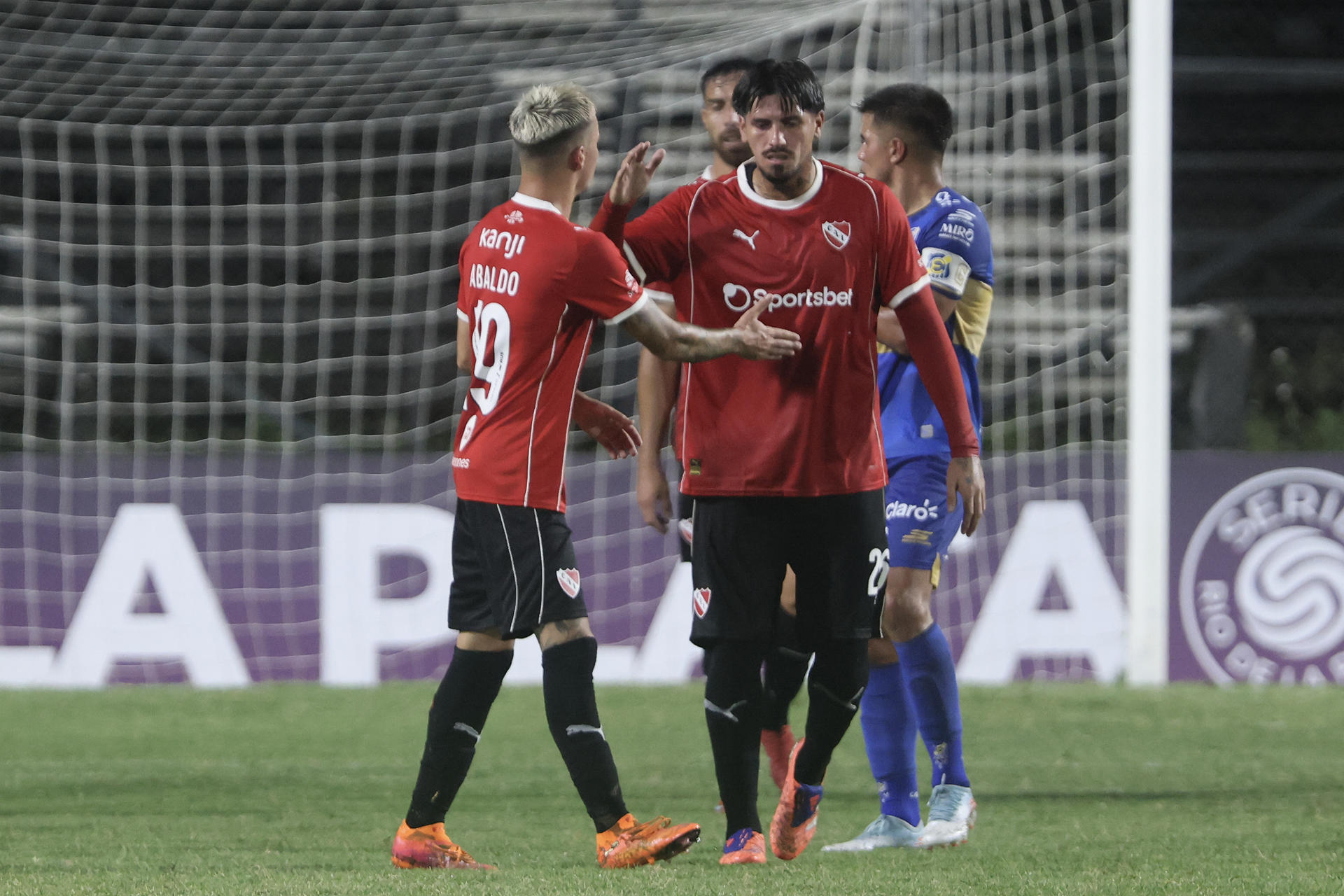 Jugadores de Independiente celebran un gol este martes en un partido amistoso ante Everton en el Estadio Parque Viera, en Montevideo (Uruguay). EFE/ Gastón Britos 