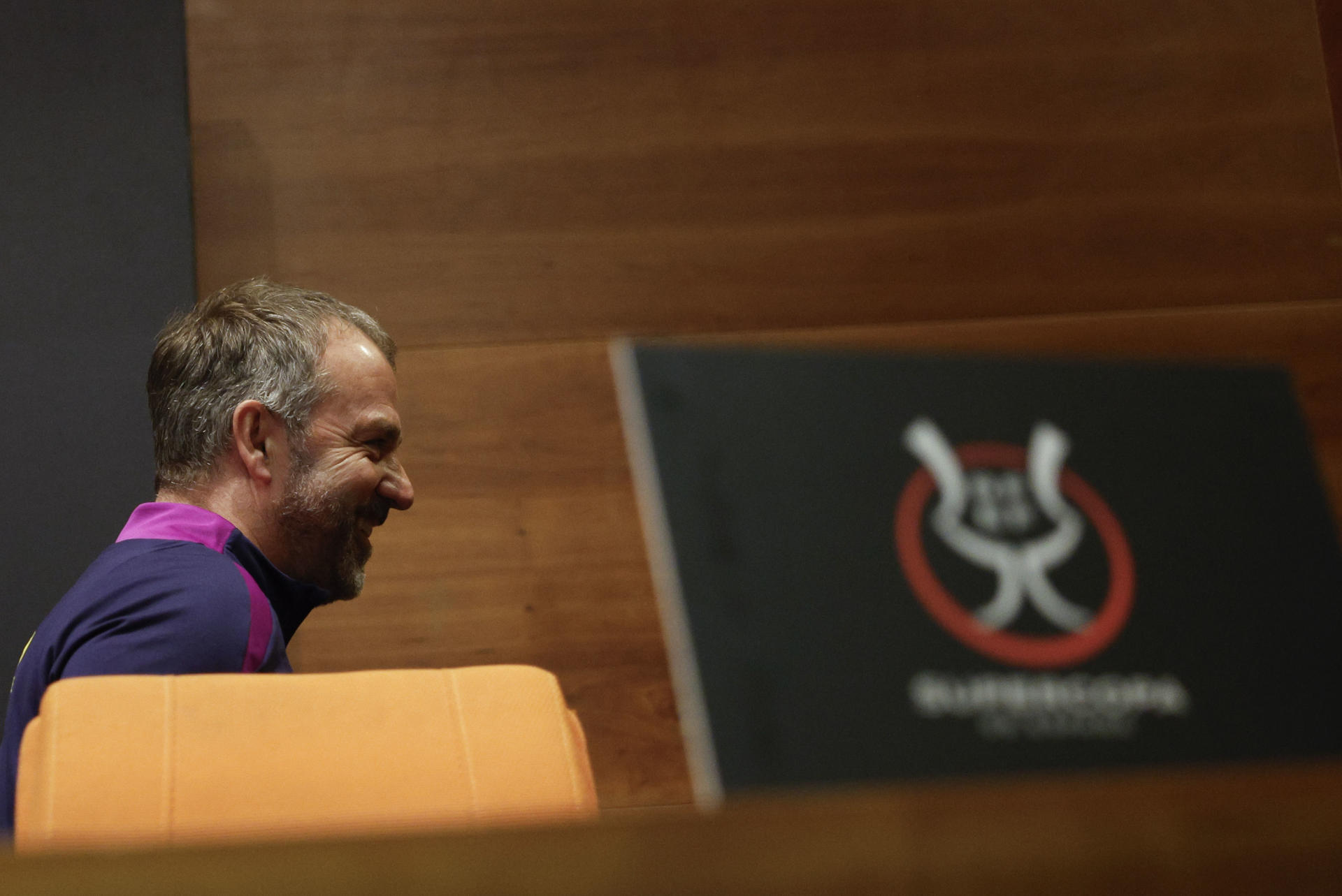 El alemán Hansi Flick, entrenador del Barcelona, durante la rueda de prensa ofrecida, este sábado, en Yeda, Arabia Saudí, un día antes de la final de la Supercopa de España entre el Barcelona y el Real Madrid. EFE/ Kai Försterling 