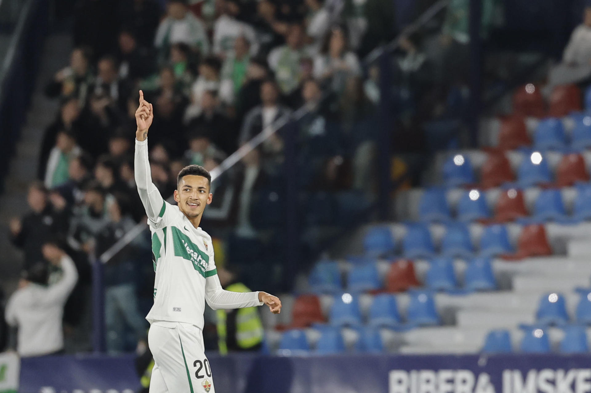 El delantero del Elche Álvaro Rodríguez celebra su gol durante el partido de la jornada 21 de LaLiga que Levante UD y Elche CF disputan este viernes en el estadio Ciutat de Valencia. EFE/Ana Escobar