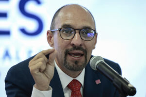 El presidente de la Concanaco Servyur, Octavio de la Torre de Stéffano, habla durante una rueda de prensa en Ciudad de México (México). Imagen de archivo. EFE/José Méndez