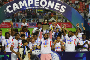 Jugadores de Olimpia celebran con el trofeo al ganar la final de la Liga Nacional, en el Estadio Nacional, en Tegucigalpa (Honduras). EFE/Gustavo Amador