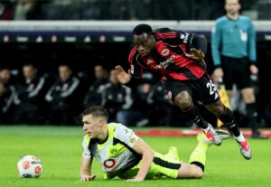 Kalimuendo, en una jugada con Nico Schlotterbeck. EFE/EPA/RONALD WITTEK.