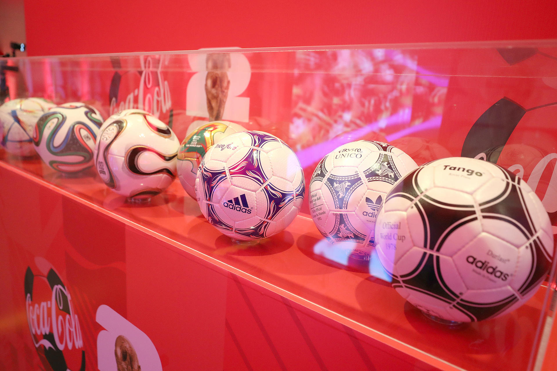 Fotografía que muestra réplicas de balones usados en anteriores ediciones de la Copa Mundial de la FIFA en Ciudad de Guatemala (Guatemala). EFE/ Fernando Ruiz 