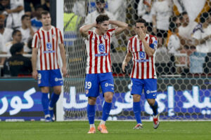 El delantero del Atlético Julián Álvarez (c), junto a Koke (D) y Alexander Sorloth, durante la semifinal de la Supercopa ante el Real Madrid, el pasado jueves. EFE/Kai Forsterling