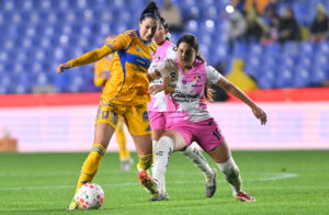 Jennifer Hermoso (i), de Tigres, disputa un balón con Akane Lara, de Atlas, en un partido de la Liga MX femenil entre Tigres y Atlas en el Estadio Universitario en Monterrey (México). EFE/Miguel Sierra