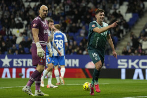 El delantero del Alavés Lucas Boyé celebra tras anotar un tanto durante el encuentro correspondiente a la jornada 22 de Laliga EA Sports que su equipo disputa este viernes ante el Espanyol en el RCDE Stadium. EFE/Alejandro García.
