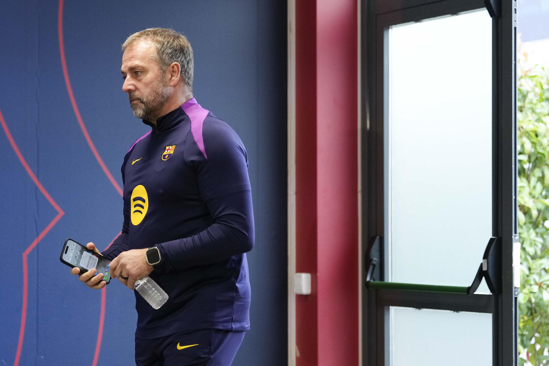 El entrenador del FC Barcelona Hansi Flick durante la rueda de prensa ofrecida tras el entrenamiento del primer equipo del FC Barcelona en las instalaciones de la Ciudad Deportiva Joan Gamper. EFE/ Enric Fontcuberta. 