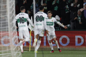 El centrocampista del Elche Aleix Febas (d) celebra con sus compañeros tras marcar ante el Sevilla, durante el partido de LaLiga EA Sports que Elche CF y Sevilla FC disputan este lunes en el estadio Martínez Valero. EFE/Pablo Miranzo